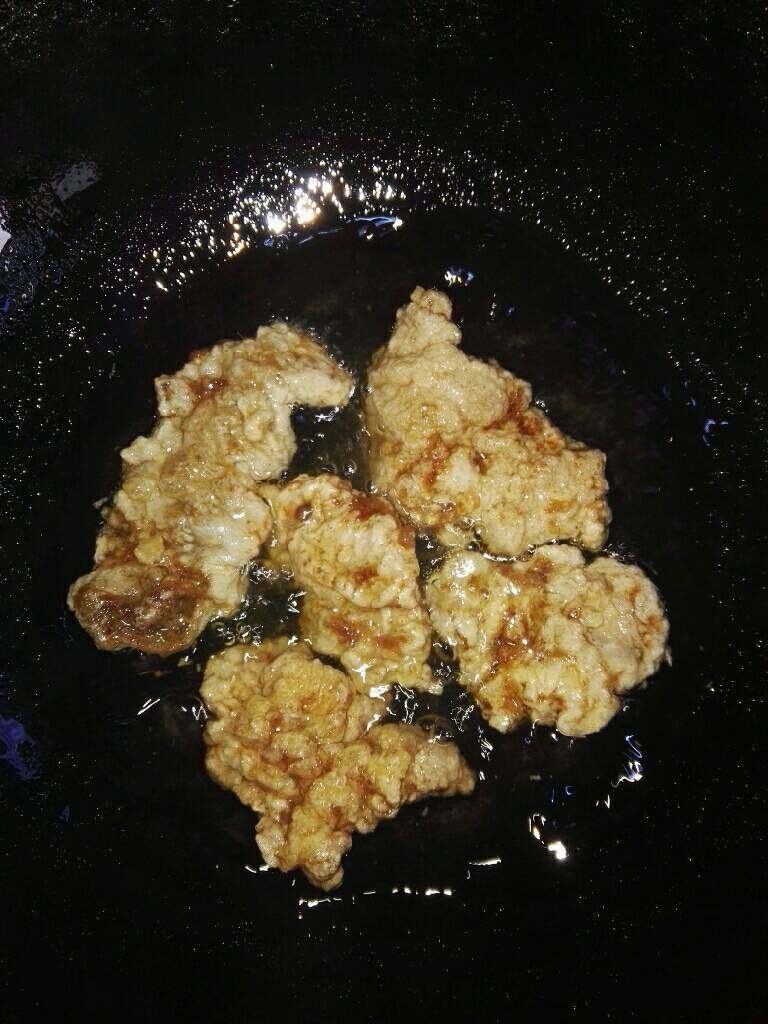 焦溜肉片,把牛里脊顺丝切片 裹蛋清和面粉炸至金黄色 捞出待用