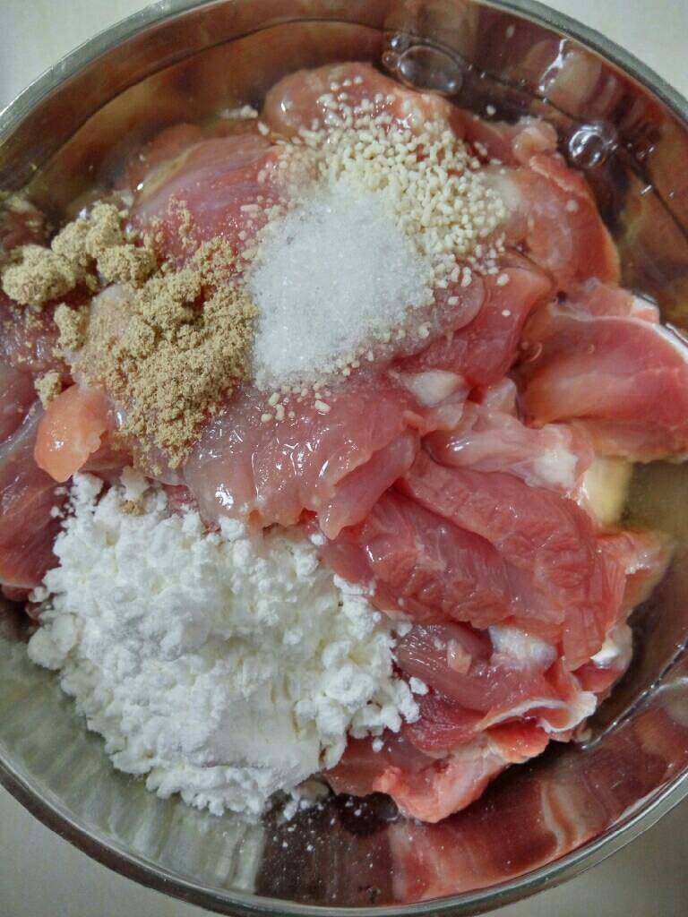 水煮肉片,<a style='color:red;display:inline-block;' href='/shicai/ 414'>猪肉</a>切片，加入盐，<a style='color:red;display:inline-block;' href='/shicai/ 17'>蛋清</a>，淀粉，<a style='color:red;display:inline-block;' href='/shicai/ 724'>胡椒</a>，<a style='color:red;display:inline-block;' href='/shicai/ 756'>鸡精</a>腌制备用
