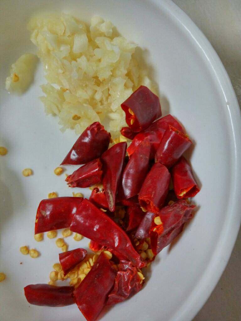 水煮肉片,蒜剁碎，<a style='color:red;display:inline-block;' href='/shicai/ 86474'>干辣椒</a>切段