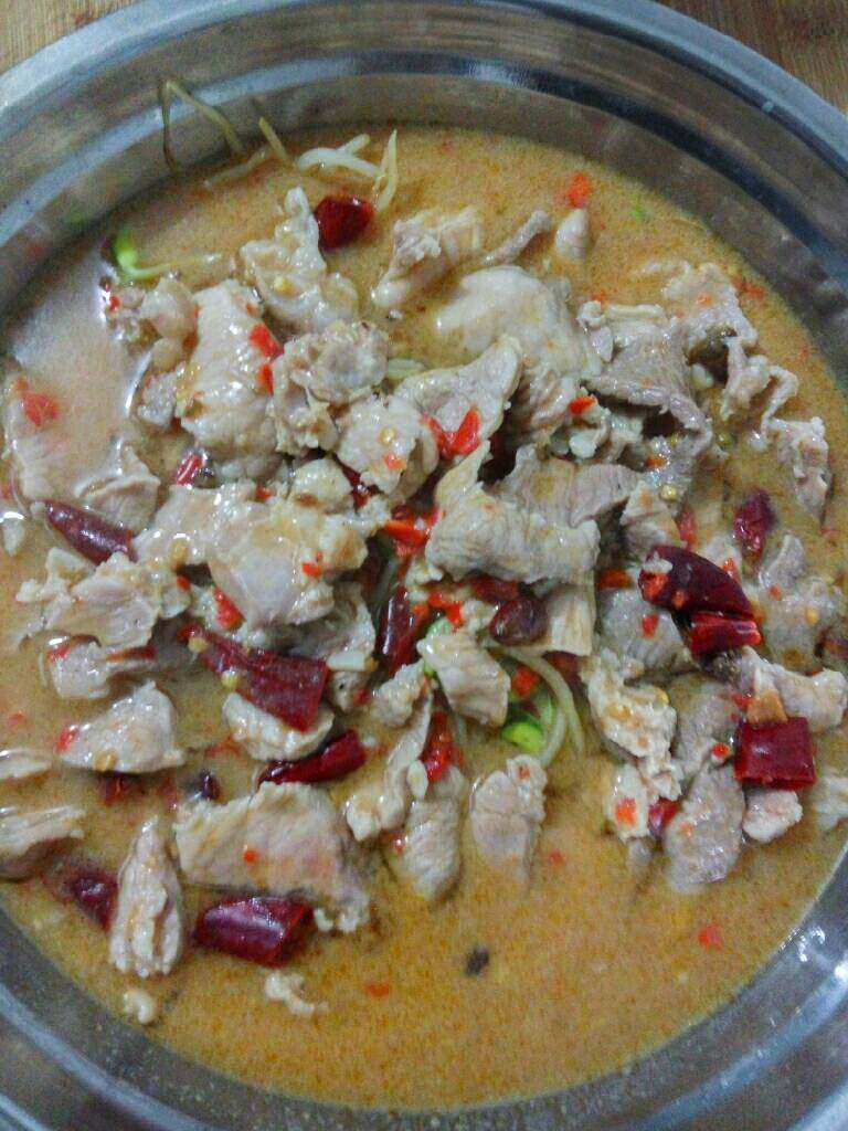 水煮肉片,热锅倒油，放入<a style='color:red;display:inline-block;' href='/shicai/ 164'>豆瓣</a>，干辣椒，蒜末呛锅，然后倒入适量清水烧开，放入腌制的猪肉片煮开，加入少许盐，鸡精调味，盛入放豆芽的盆中