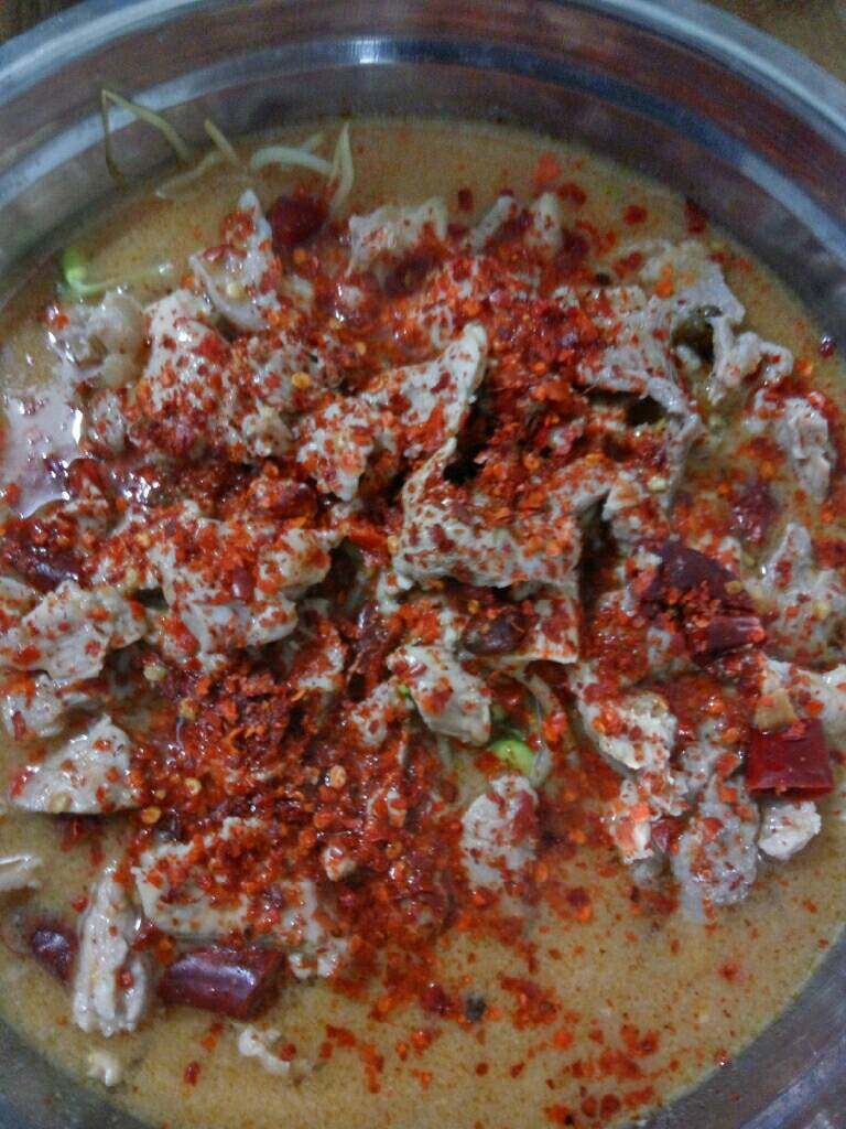 水煮肉片,肉片上撒上<a style='color:red;display:inline-block;' href='/shicai/ 761'>辣椒粉</a>，<a style='color:red;display:inline-block;' href='/shicai/ 12043'>花椒粉</a>