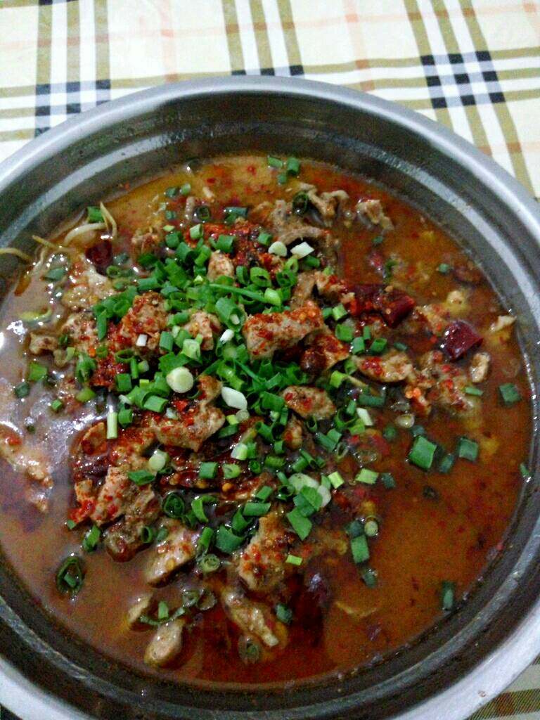 水煮肉片,锅中倒油烧热，均匀的淋到辣椒粉上，然后撒上葱花即可