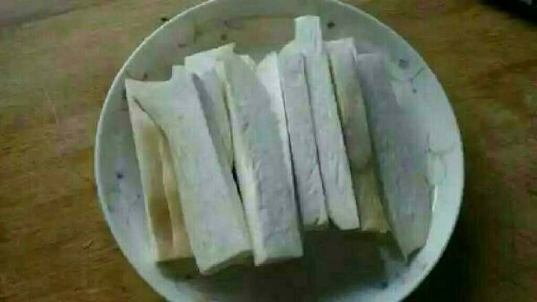 炸杏鲍菇,
用料
杏鲍菇200g
鸡蛋2个
面包糠50g
面粉40g
盐3g
食用油适量
1.杏鲍菇洗净,切成粗条。
