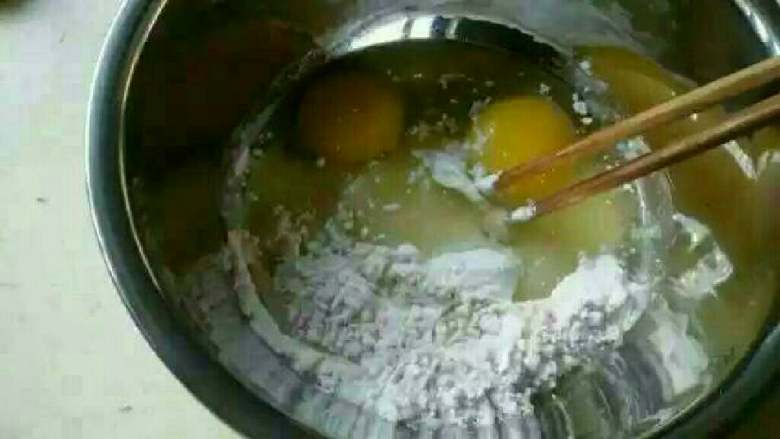 炸杏鲍菇,
2.面粉和鸡蛋,搅拌均匀