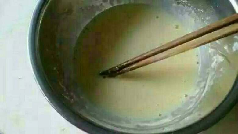 炸杏鲍菇,3.加入少许清水和盐,搅拌均匀。