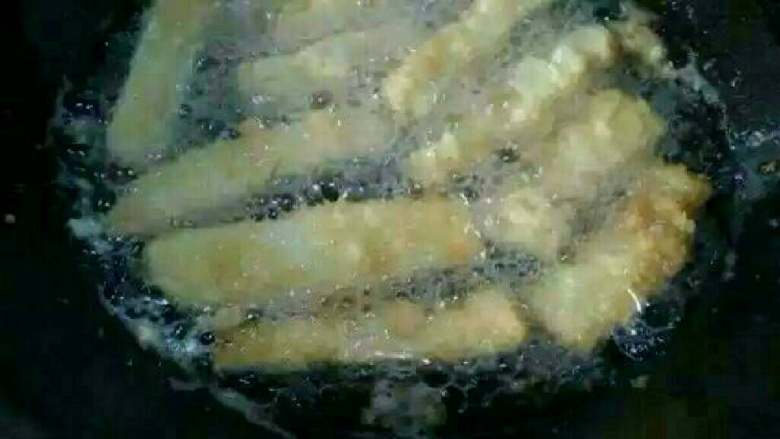 炸杏鲍菇,
7.中途要不时的捣一下,使其受热均匀
