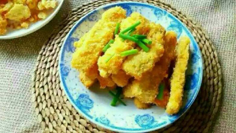 炸杏鲍菇,8.炸至金黄,捞起沥干油,盛入盘中