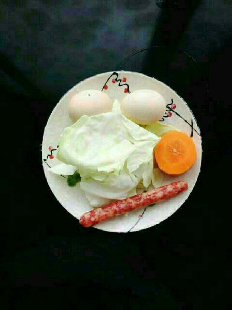 煎土豆饼,
鸡蛋,包菜,胡萝卜,腊肠