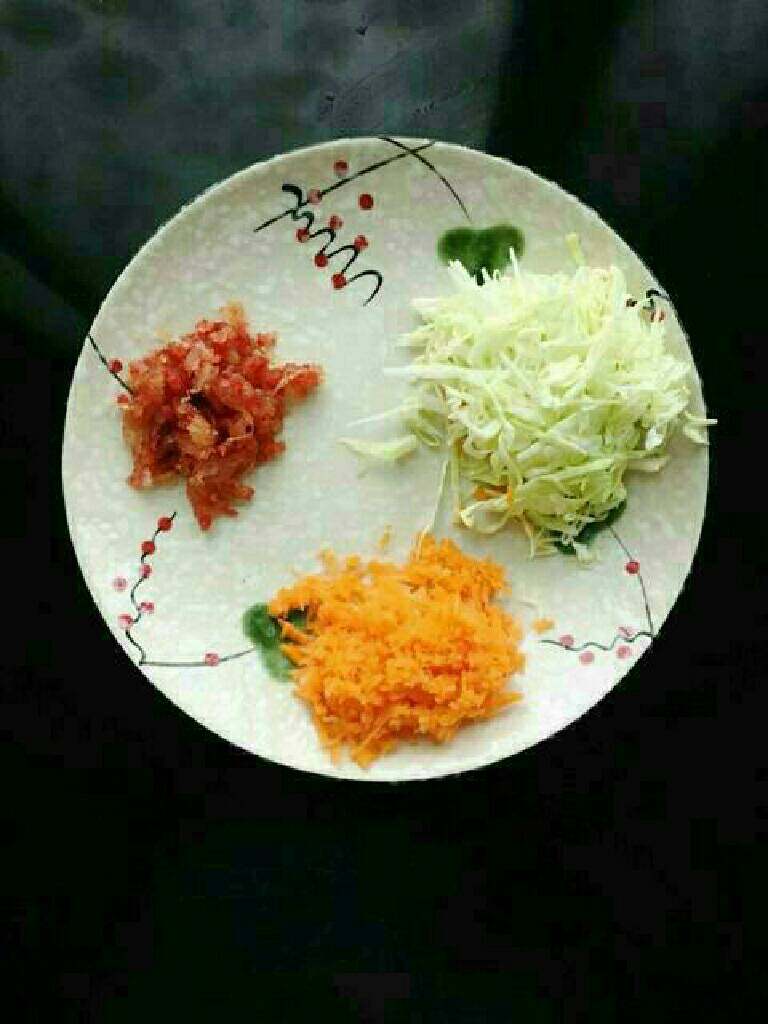 煎土豆饼,
包菜切丝,腊肠胡萝卜切末备用(切末容易熟点)