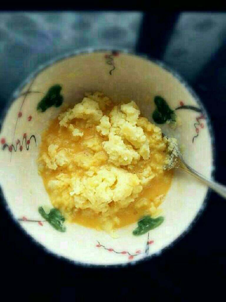 煎土豆饼,
鸡蛋打烂,把蒸好的土豆放鸡蛋里压成泥