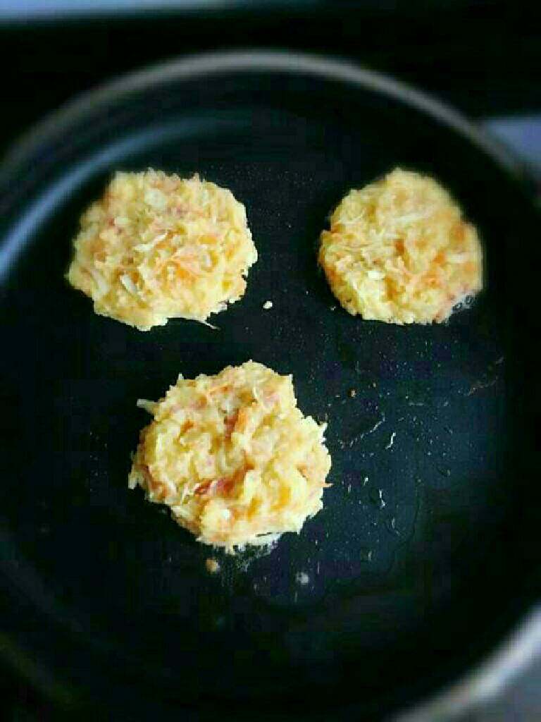 煎土豆饼,
开始下锅煎,煎至两面金黄就可以出锅了
