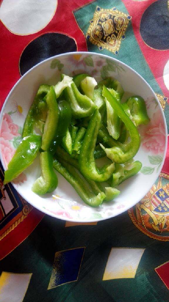 青椒蘑菇炒肉,青椒洗净,切成长条。