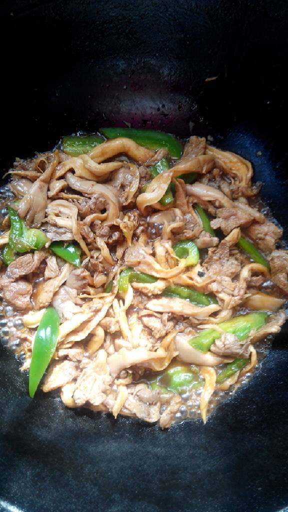 青椒蘑菇炒肉,翻炒均匀,盖上锅盖烧3分钟即可出锅。