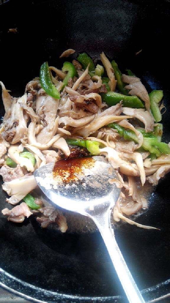 青椒蘑菇炒肉,加入少许盐,<a style='color:red;display:inline-block;' href='/shicai/ 762'>老抽</a>调味。