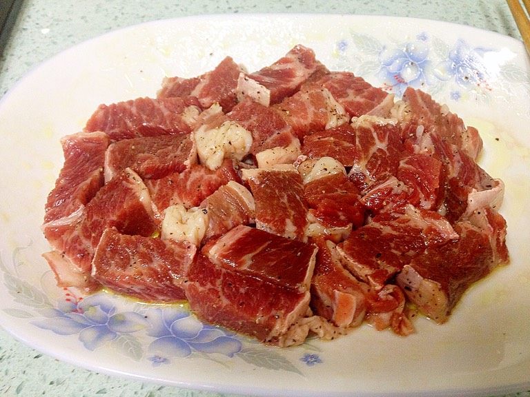 黑椒蘑菇牛柳,如图:<a style='color:red;display:inline-block;' href='/shicai/ 8563'>雪花牛肉</a>切成粗条,长度约一指节长,加盐、黑胡椒腌2小时。
