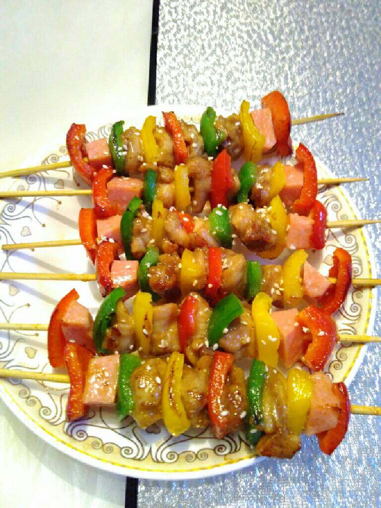 缤纷鸡肉串,一般是放烤箱烤。我家没烤箱，我就用平底锅小火煎。