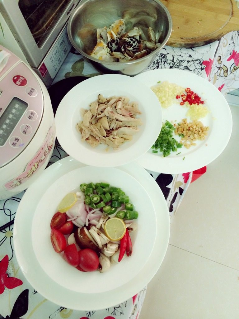口水鸡,先煮<a style='color:red;display:inline-block;' href='/shicai/ 92'>鸡腿</a>，<a style='color:red;display:inline-block;' href='/shicai/ 2800'>生姜</a>切片，<a style='color:red;display:inline-block;' href='/shicai/ 700'>花椒</a>粒，<a style='color:red;display:inline-block;' href='/shicai/ 3250'>葱</a>打结，锅里加水放一起煮，<a style='color:red;display:inline-block;' href='/shicai/ 92'>鸡腿</a>很容易熟，煮个10几分钟筷子插一下，熟了就ok了