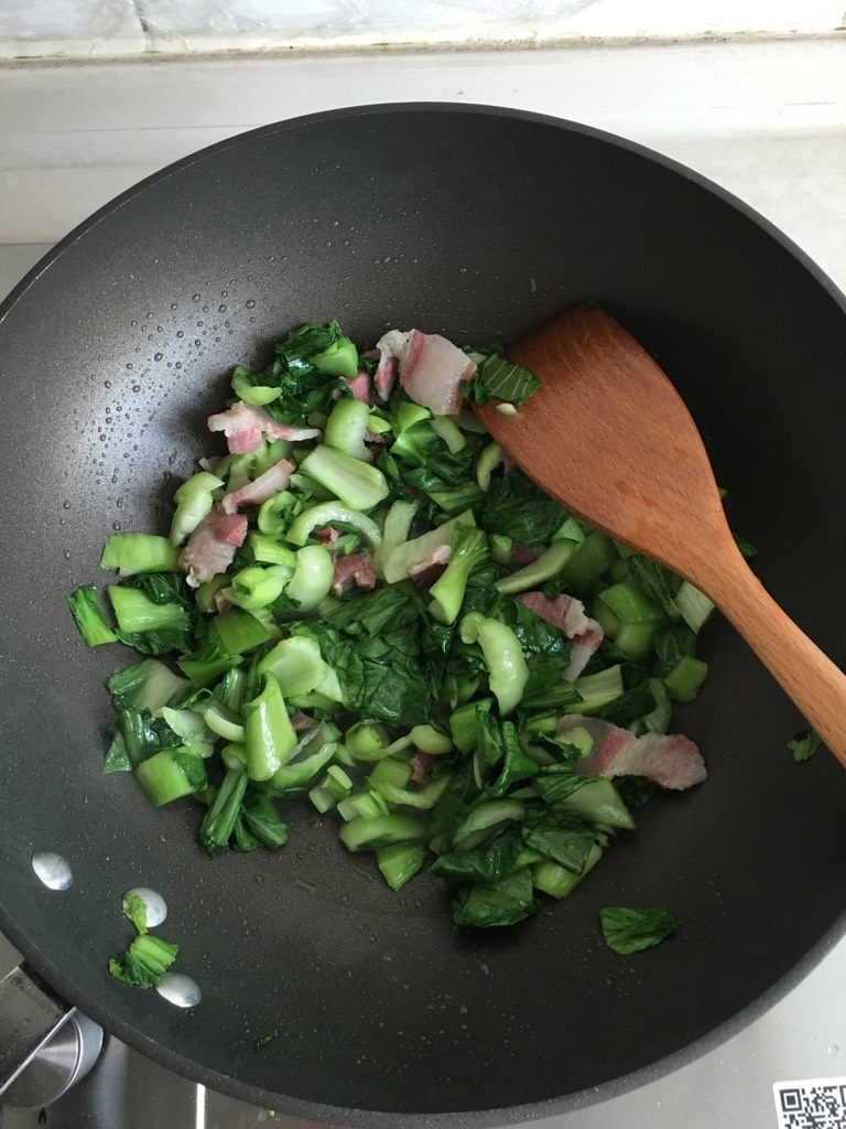 上海咸肉菜饭,倒入青菜煸炒几下，马上关火。