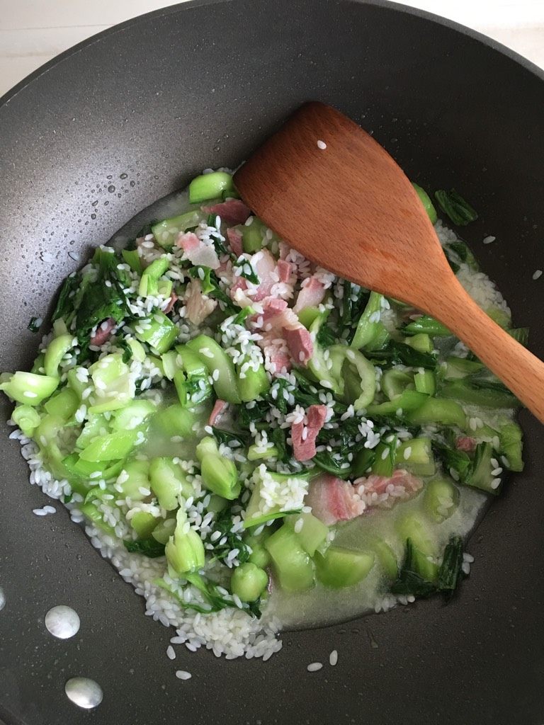 上海咸肉菜饭,把米和菜推匀。