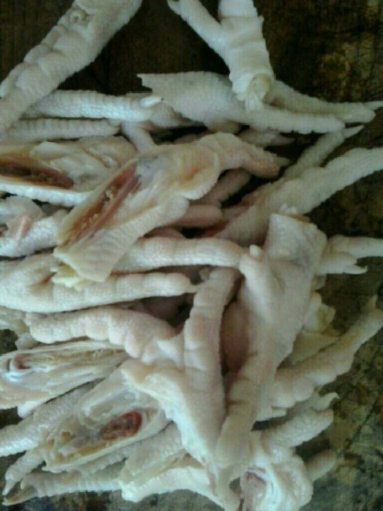 爆炒鸡爪,鸡爪充分解冻,并洗干净,在鸡爪中间切开,这样比较入味