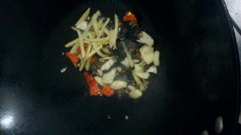 炒麻辣鸭肉,锅加油烧热,放花椒,干椒,姜,蒜炒香