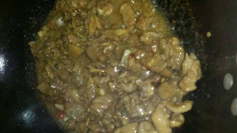 炒麻辣鸭肉,在转小火焖至汁快收干