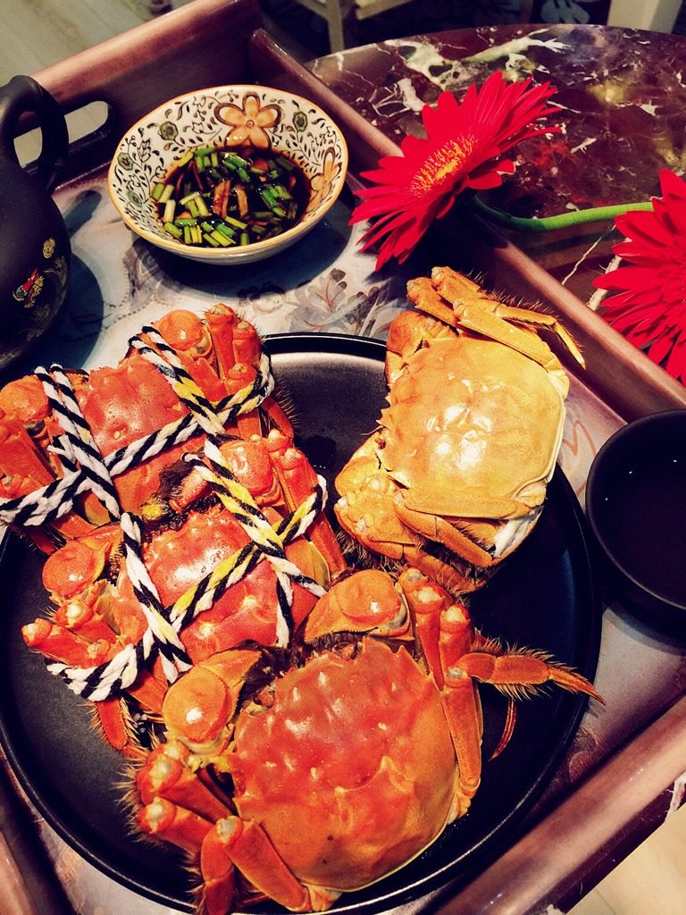 古风之清蒸大闸蟹,准备味碟，佐以姜丝，专门吃蟹用的<a style='color:red;display:inline-block;' href='/shicai/ 10079'>姜醋</a>，小葱，一点<a style='color:red;display:inline-block;' href='/shicai/ 788'>生抽</a>，几滴橄榄油就可以了
