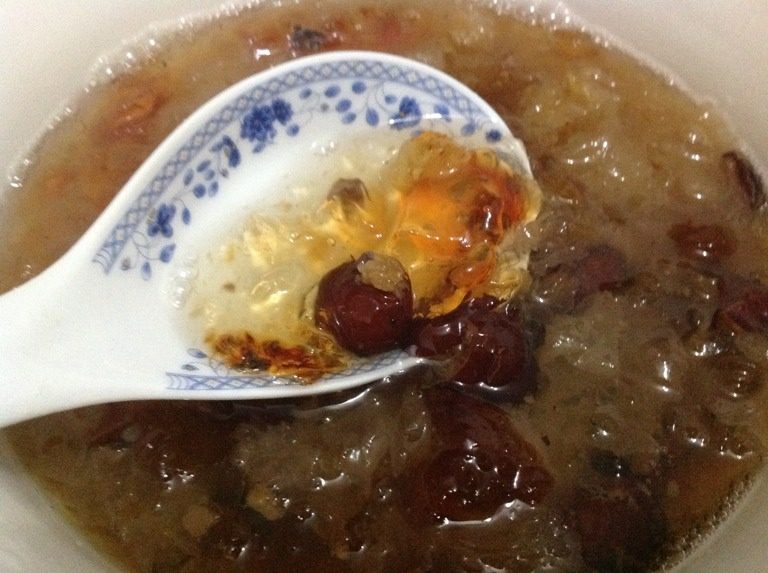 桃胶银耳红枣羹
