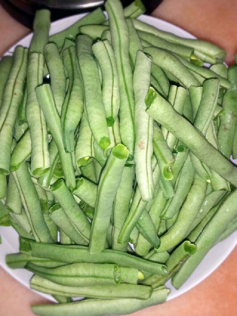 烧豆角,<a style='color:red;display:inline-block;' href='/shicai/ 3637'>架豆</a>洗净控干水，掰成段。