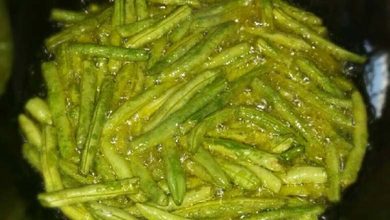 烧豆角,一斤油烧热，中火炸豆角。炸几分钟。