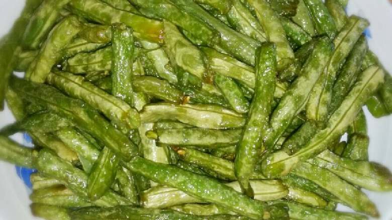 烧豆角,豆角表皮皱并且软了，就控油捞出。