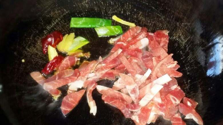 烧豆角,锅留少许底油，加<a style='color:red;display:inline-block;' href='/shicai/ 3250'>葱</a>，<a style='color:red;display:inline-block;' href='/shicai/ 37'>姜</a>，竖椒，<a style='color:red;display:inline-block;' href='/shicai/ 429'>瘦肉</a>丝炒香。