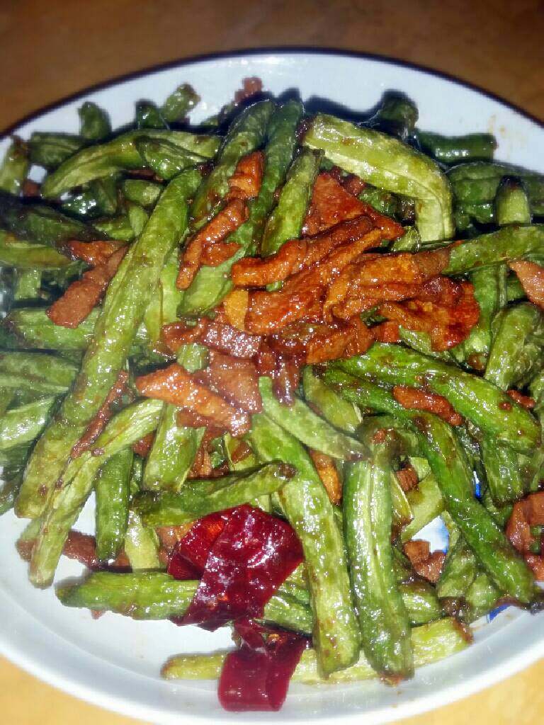 烧豆角,加酱油炒，倒入豆角，加适量盐翻炒2分钟。