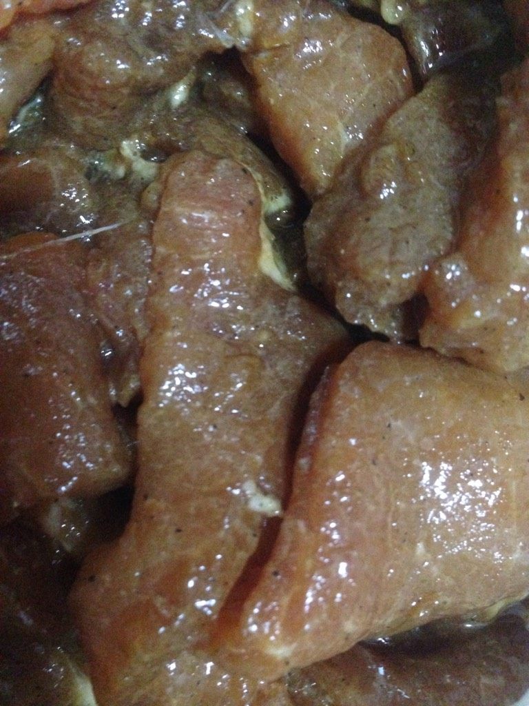 黑椒老抽猪里脊,<a style='color:red;display:inline-block;' href='/shicai/ 11224'>猪里脊</a>肉用生粉，<a style='color:red;display:inline-block;' href='/shicai/ 134333'>黑胡椒</a>粉，花生油，<a style='color:red;display:inline-block;' href='/shicai/ 756'>鸡精</a>，<a style='color:red;display:inline-block;' href='/shicai/ 762'>老抽</a>，盐抓匀，腌制5个小时