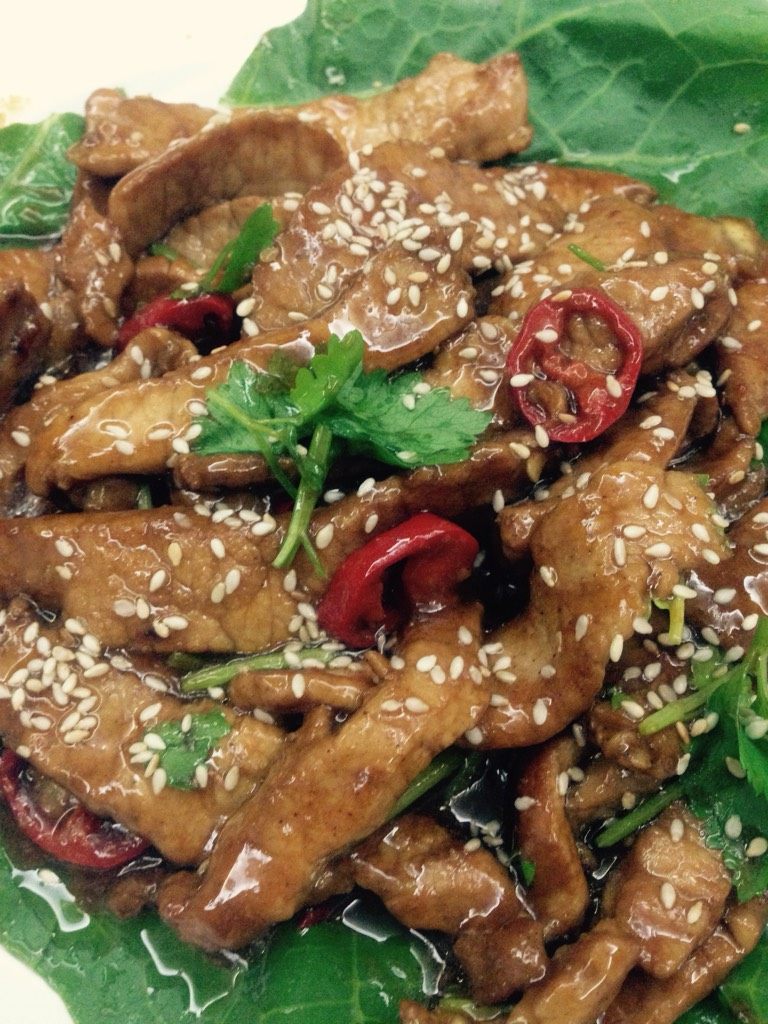 黑椒老抽猪里脊,装盘，撒上芝麻，上桌