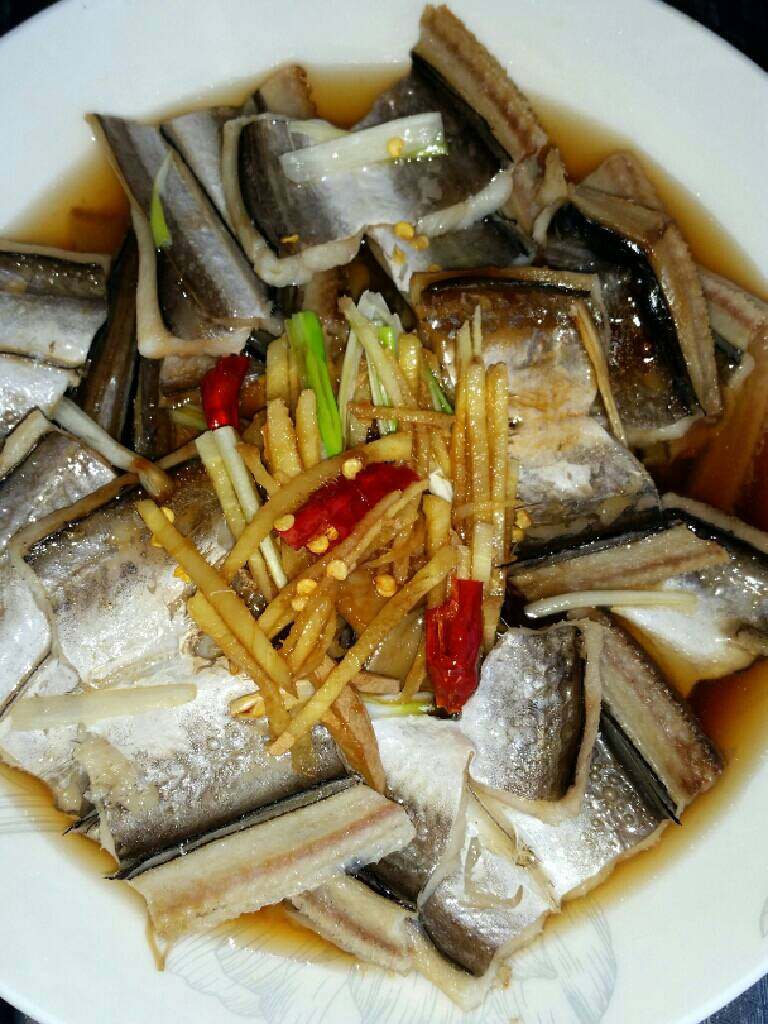 清蒸鳗鱼干,烧热油,浇在上面就可。