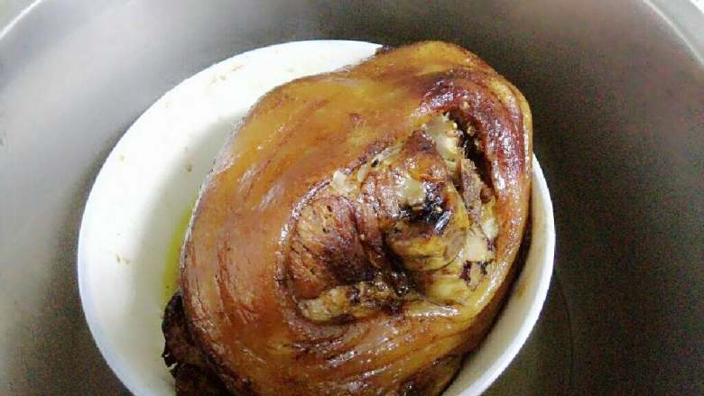 酱汁肘子(蹄膀),将表面炸好的肘子放入大碗,放进压力锅,锅里加入适量水,盖上锅盖,要将肘子焖至耙软,上汽后小火焖大概五十分钟左右。