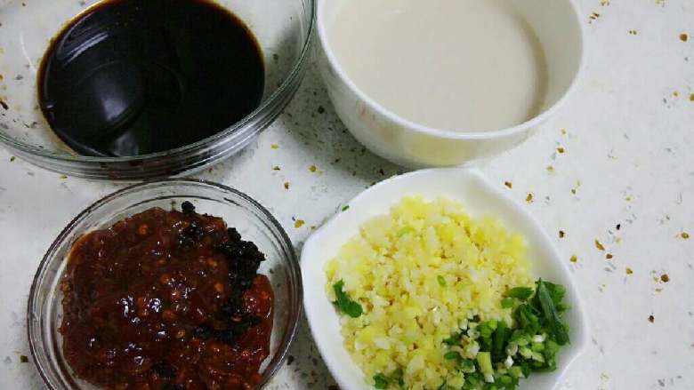 酱汁肘子(蹄膀),准备酱汁调料,剁细各种配料,淀粉调芡汁备用。