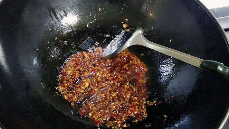 酱汁肘子(蹄膀),锅里少许油烧热,倒入葱姜蒜和各种酱炒香炒变色。