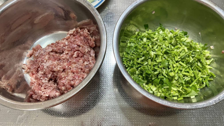 牛肉锅贴➕牛肉芹菜锅贴,牛肉末再剁几下,<a style='color:red;display:inline-block;' href='/shicai/ 125'>芹菜</a>择好洗净切碎。