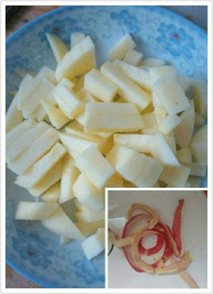 红枣苹果粥,将苹果去皮,切丁