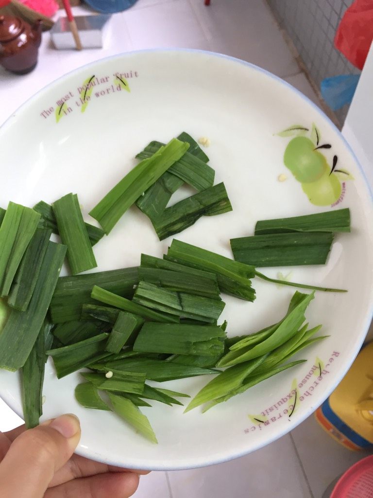 干煸猪大肠,材料都爆出香味后把大肠和配料一起炒均，放入适量<a style='color:red;display:inline-block;' href='/shicai/ 3729'>白糖</a>，蚝油，<a style='color:red;display:inline-block;' href='/shicai/ 692'>酱油</a>均匀翻炒至大肠入味，加入少量水，盖上中火焖两分钟。