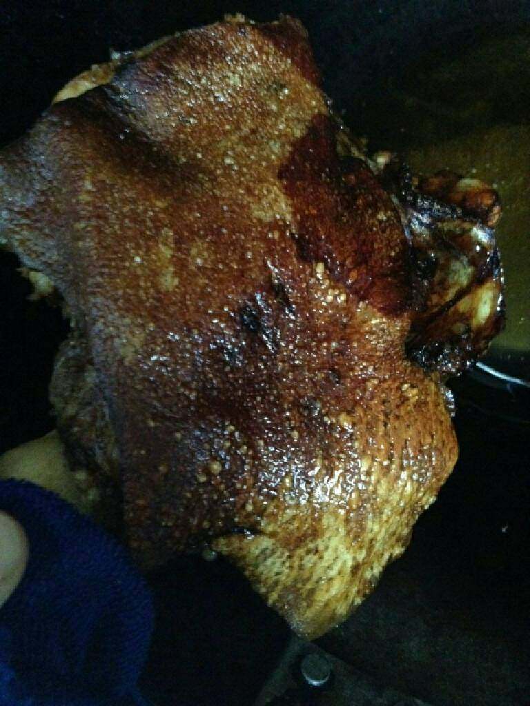 酱肘子,热锅倒油,油热后,放入猪肘子炸,只炸猪皮,炸至猪皮气泡即可
