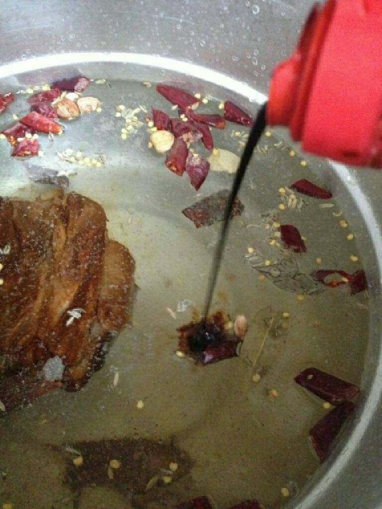 酱肘子,把煎好的猪肘子和猪蹄放入锅中,再倒入老抽,盐,胡椒粉,煮两小时即可
