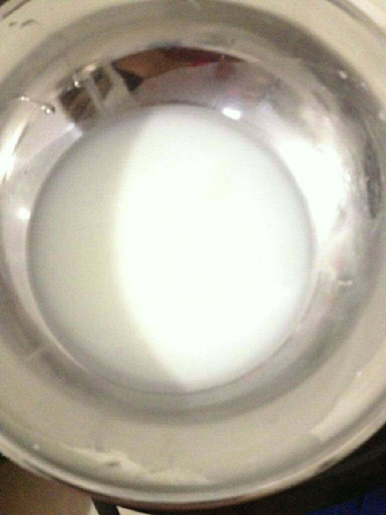 酱肘子,起锅前加入淀粉水,汤汁浓稠后即可出锅