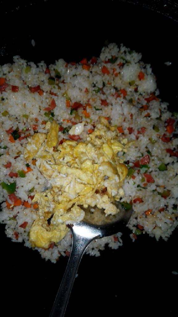 胡萝卜青椒鸡蛋炒饭,最后把炒好的鸡蛋倒入,混合翻炒。