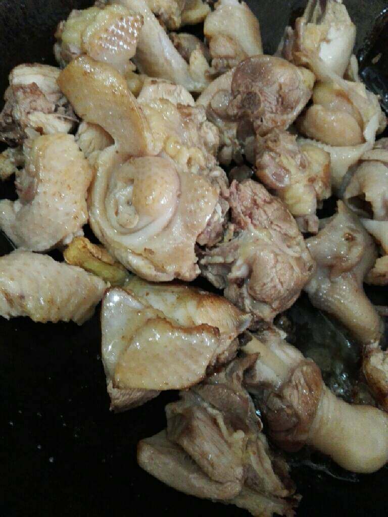 椰子鸡汤,锅加一点点油烧热,倒入鸡块翻炒至表皮发黄。