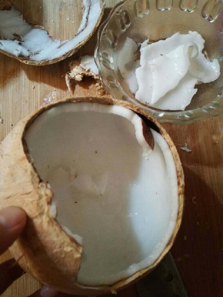 椰子鸡汤,把椰壳砸开,用小刀取出椰子肉。
