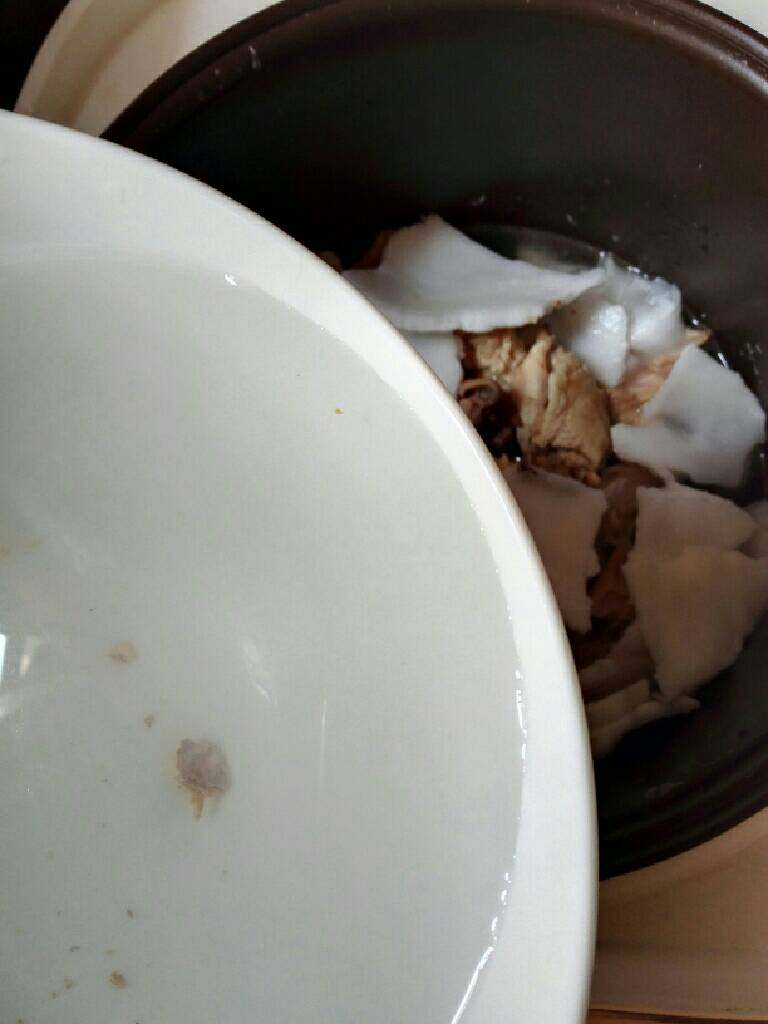 椰子鸡汤,把椰子肉洗净,倒入汤锅里。放入炒好的鸡肉块,加一块姜,倒入刚倒出的椰子水,再加入适量清水煲3小时左右。