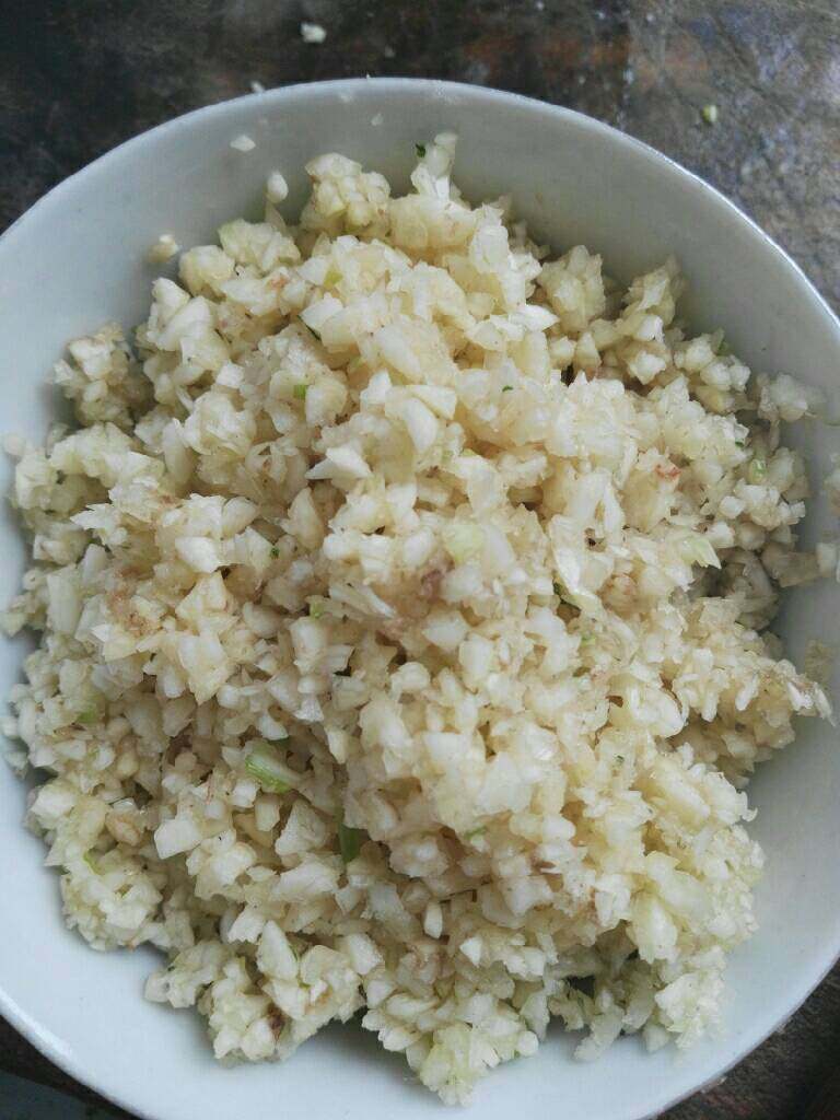 麻辣火锅,把大蒜宰成粒,做调料用